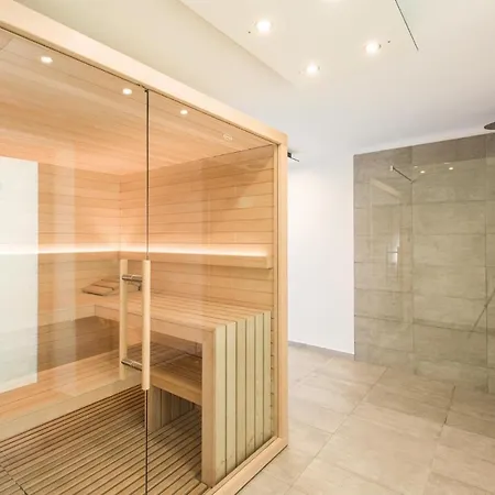 Eight-bedroom Holiday In